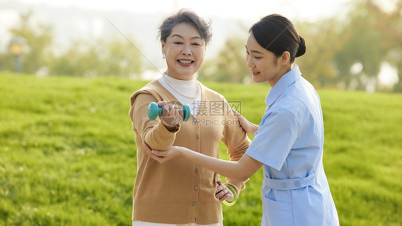 老人生病，护工护理费用如何合理计算？**